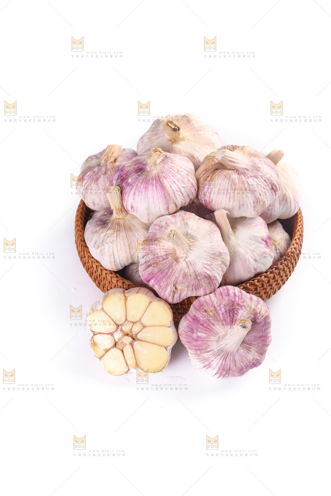 白底上的紫皮大蒜