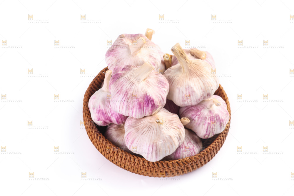 白底上的紫皮大蒜