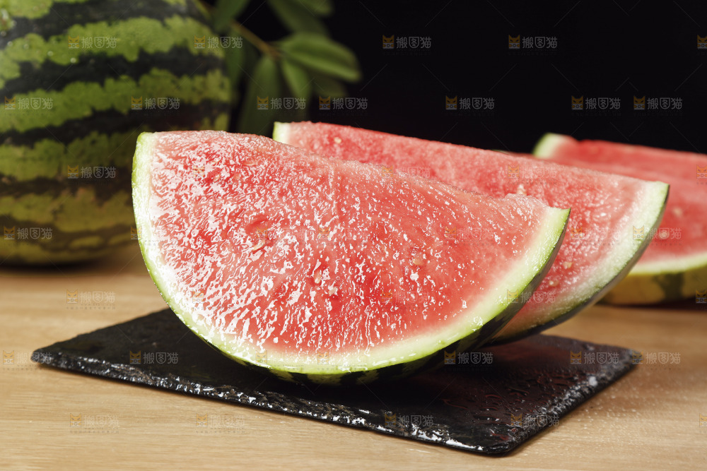 木底上的新鲜西瓜