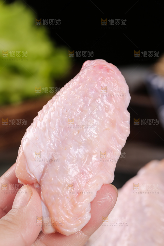 深底上的鸡翅中