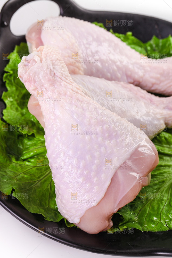 白底上的鲜鸡腿