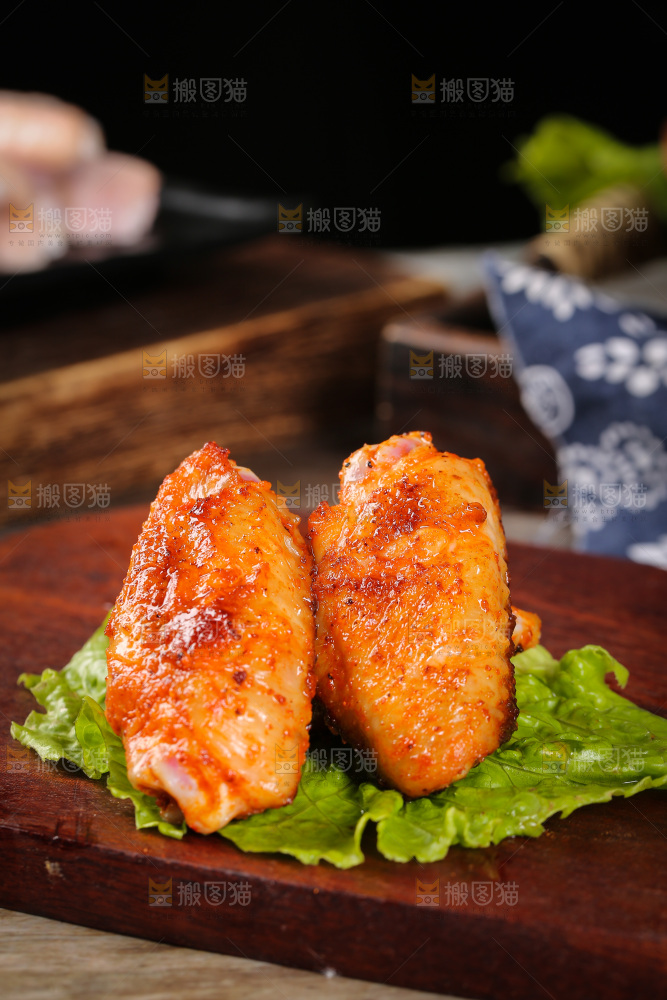 深底上的蜜汁烤翅