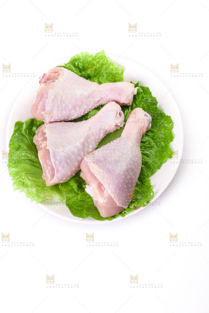 白底上的鲜鸡腿
