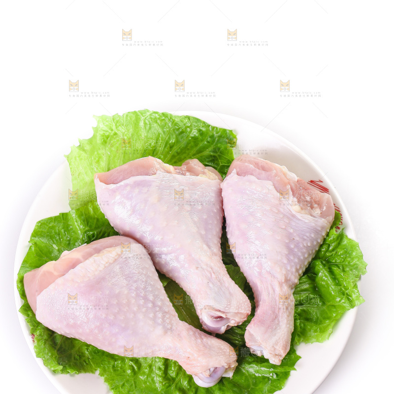 白底上的鲜鸡腿