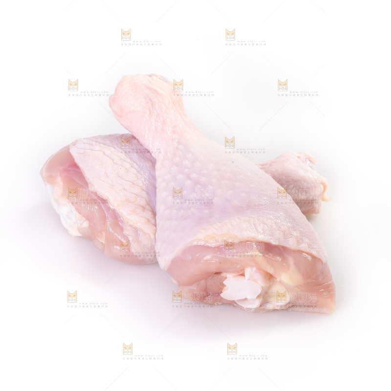 白底上的鲜鸡腿
