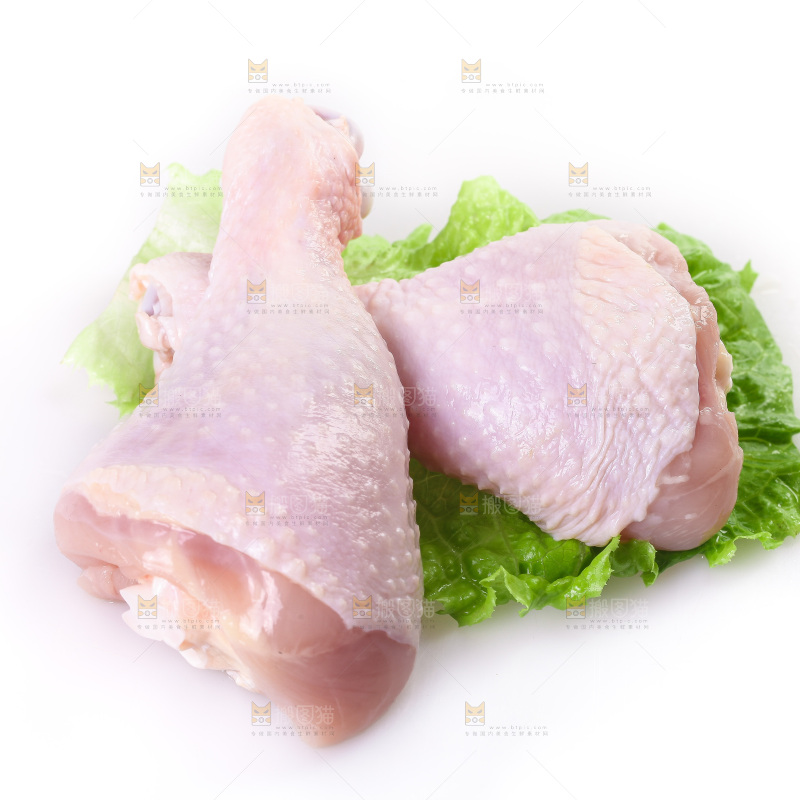 白底上的鲜鸡腿