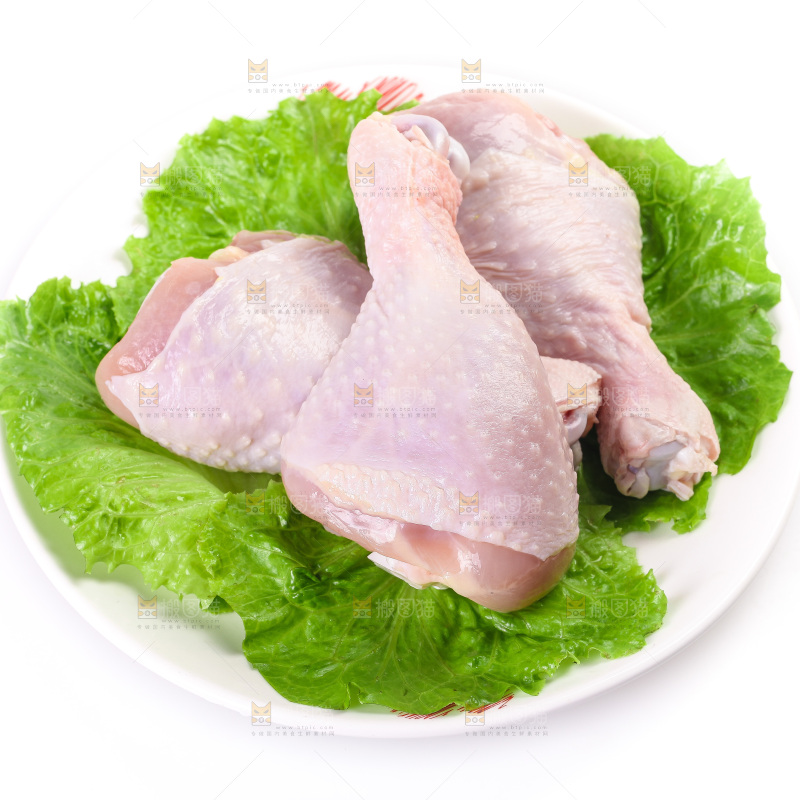 白底上的鲜鸡腿