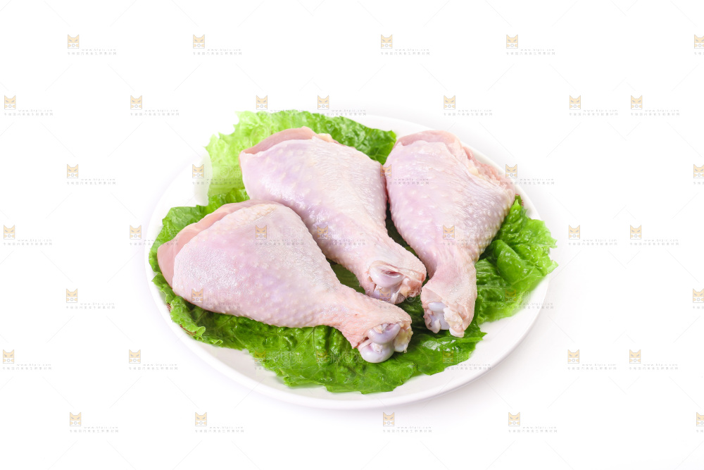 白底上的鲜鸡腿