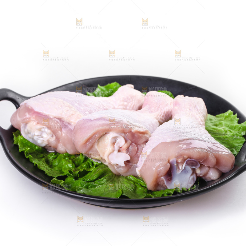 白底上的鲜鸡腿