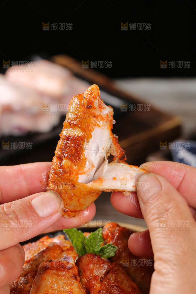 深底上的蜜汁烤翅