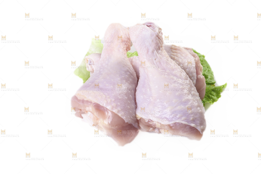 白底上的鲜鸡腿