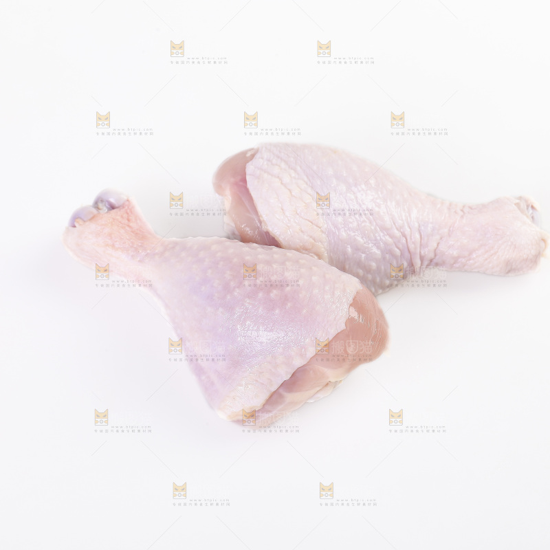 白底上的鲜鸡腿