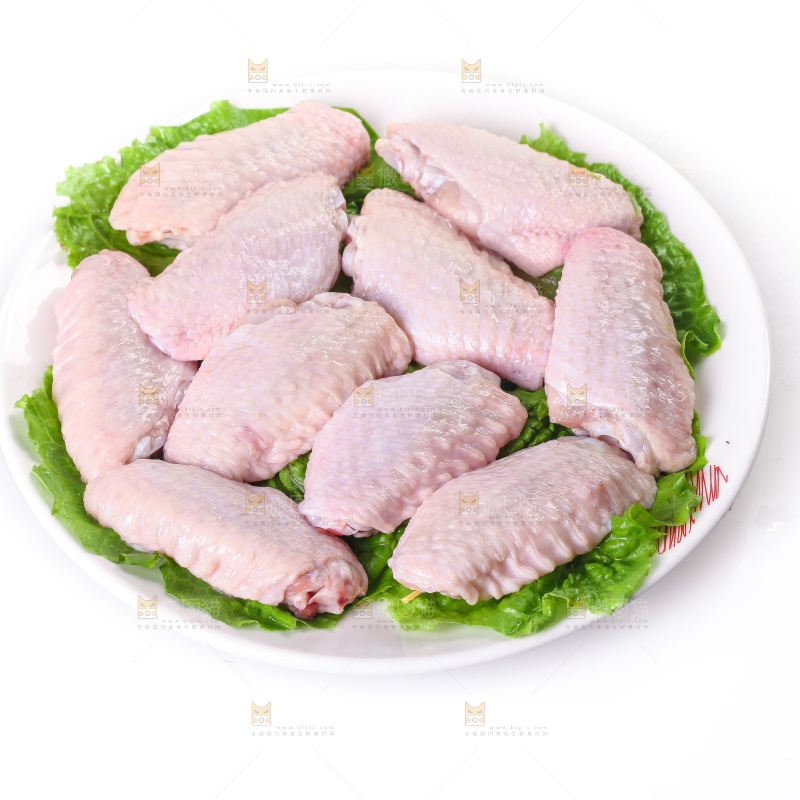 白底上的新鲜鸡翅中