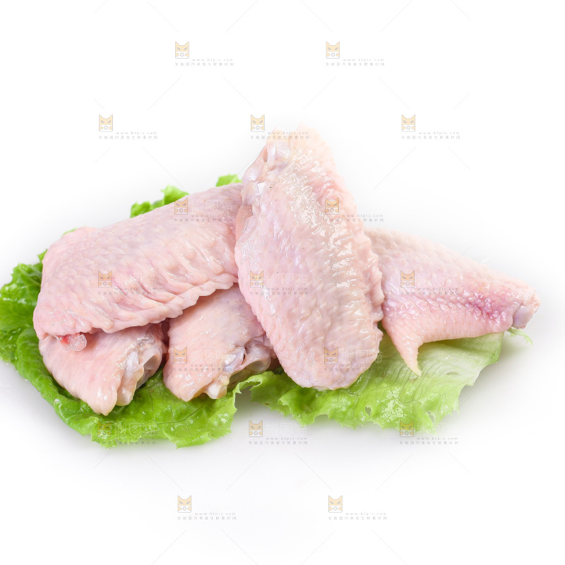 白底上的新鲜鸡翅中