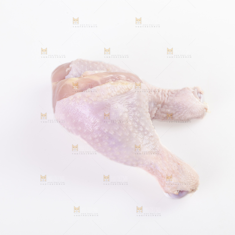 白底上的鲜鸡腿