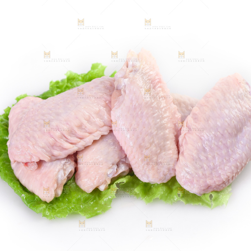 白底上的新鲜鸡翅中