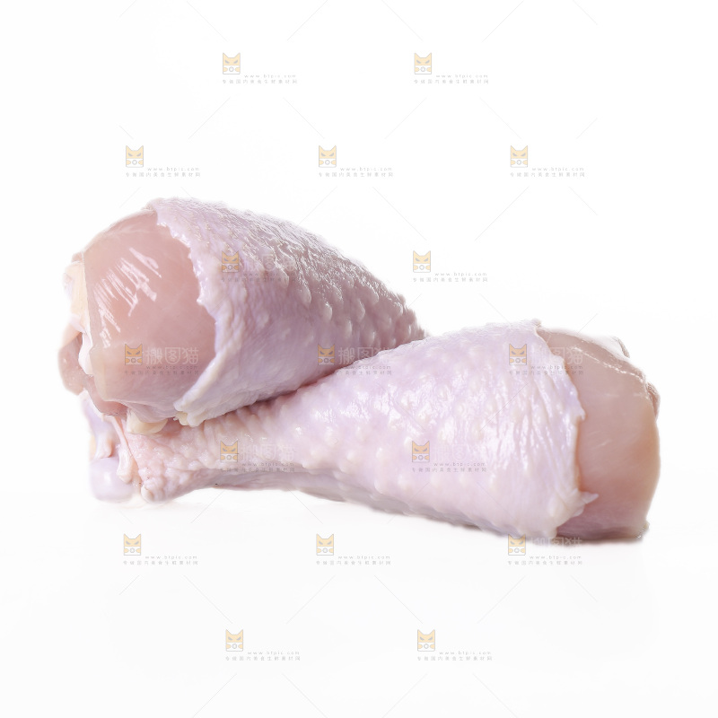 白底上的鲜鸡腿