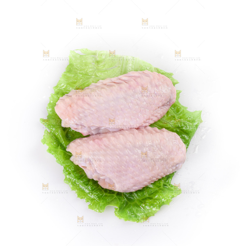 白底上的新鲜鸡翅中