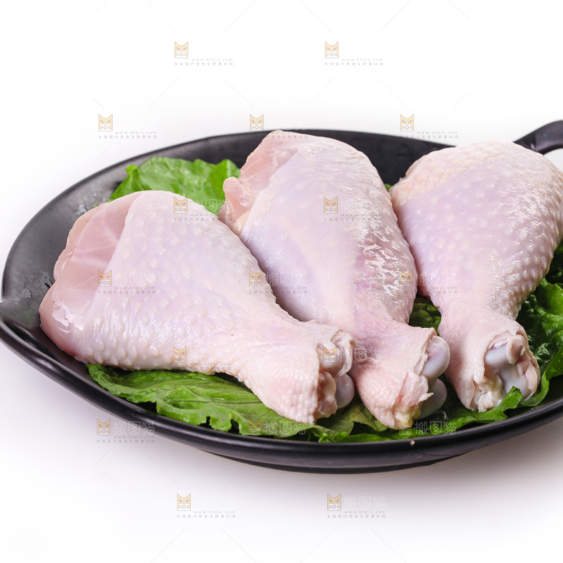白底上的鲜鸡腿