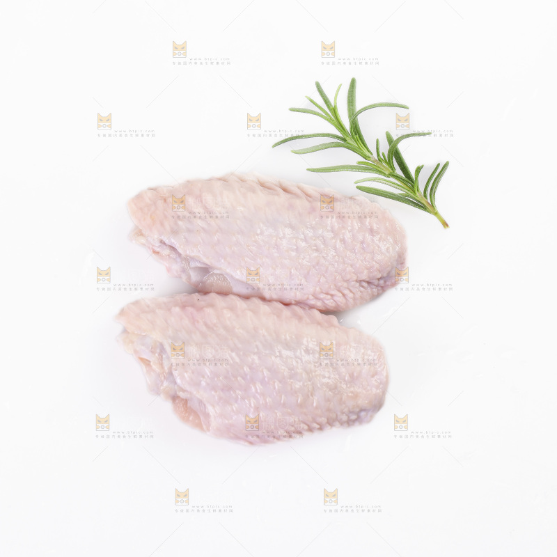 白底上的新鲜鸡翅中