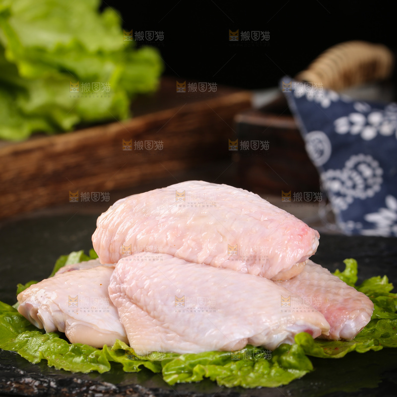 深底上的鸡翅中