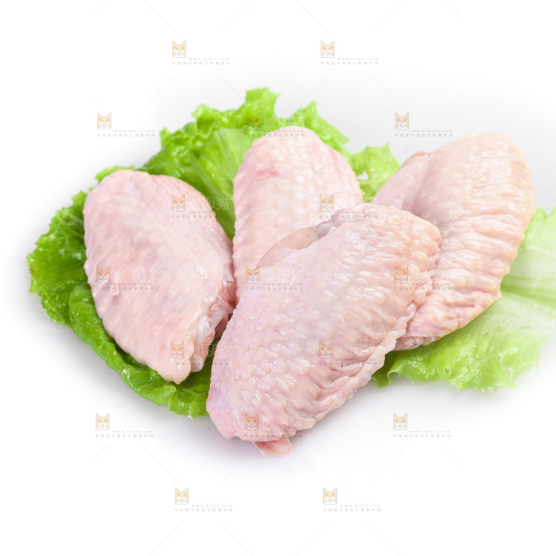 白底上的新鲜鸡翅中