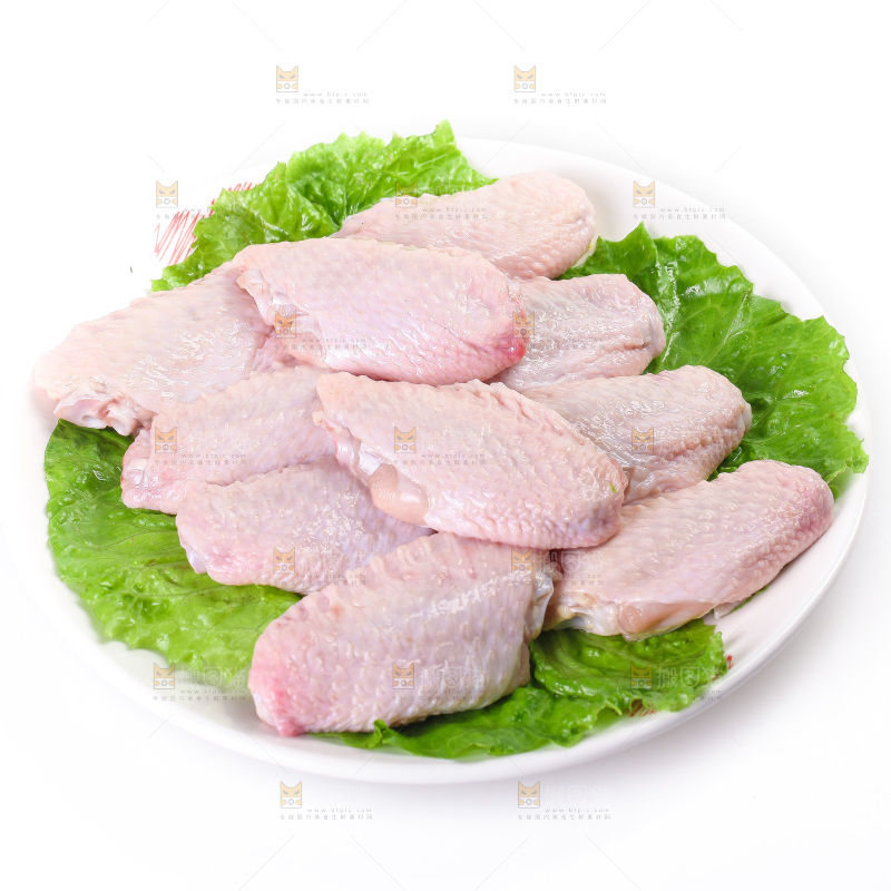 白底上的新鲜鸡翅中