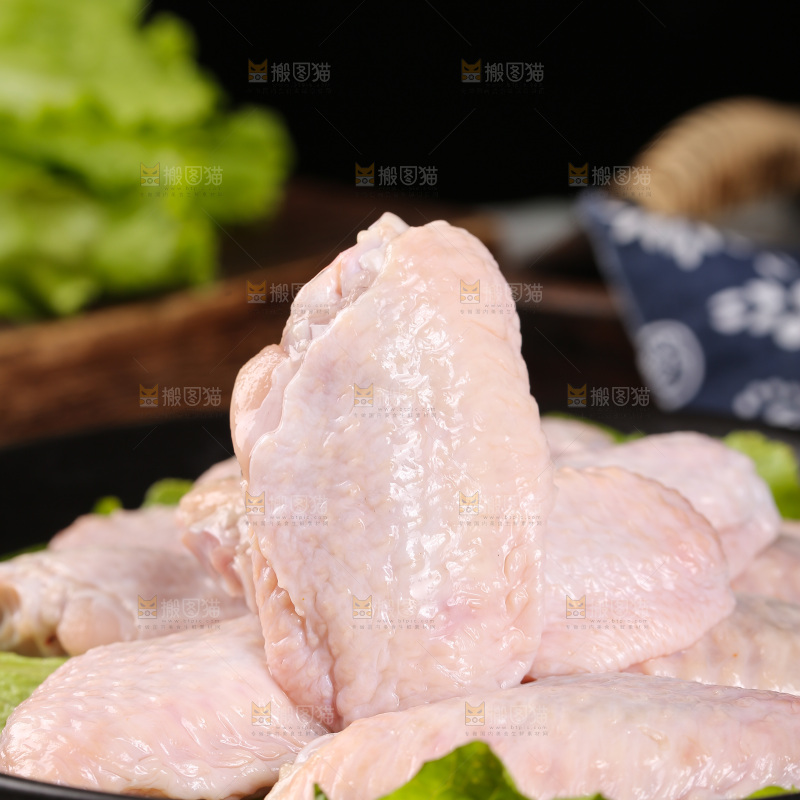 深底上的鸡翅中