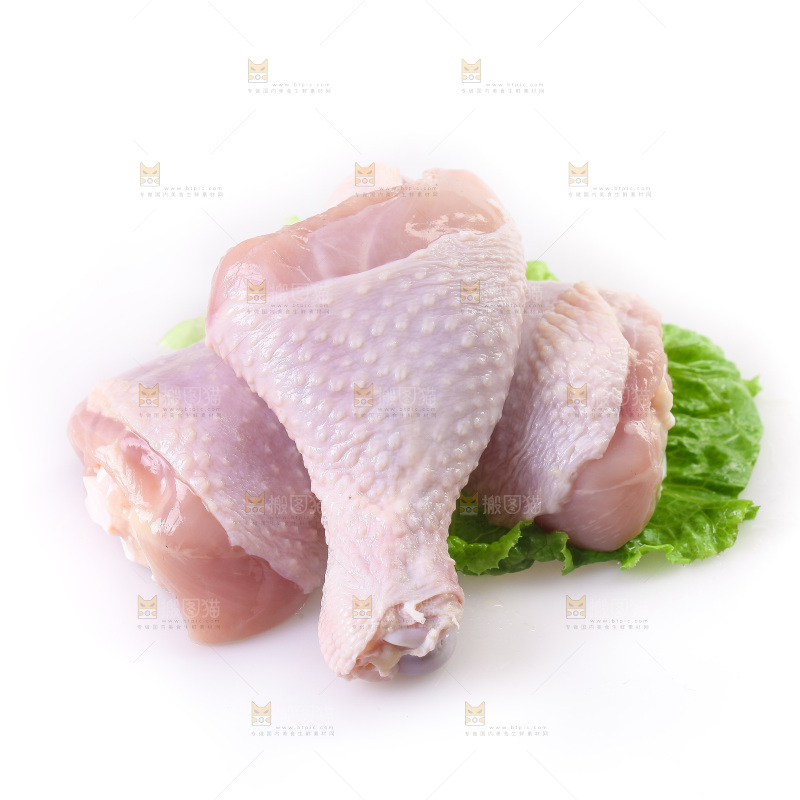 白底上的鲜鸡腿