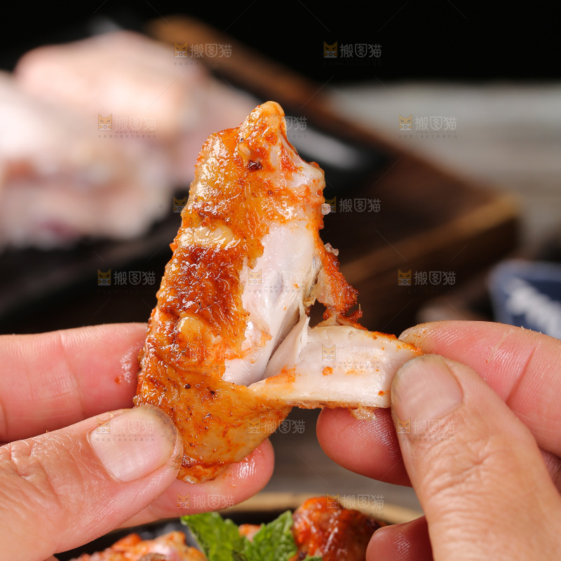 深底上的蜜汁烤翅