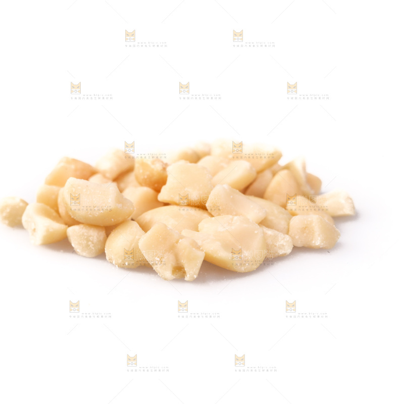 白底上的花生碎