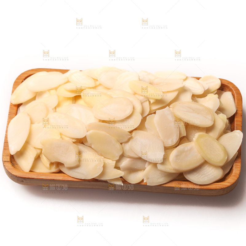 白底上的杏仁片
