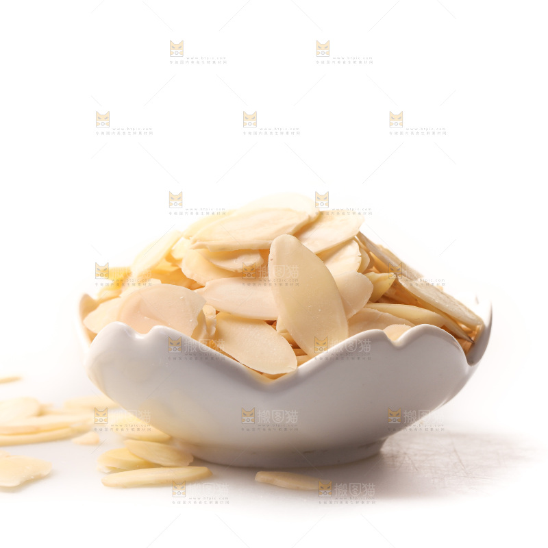 白底上的杏仁片
