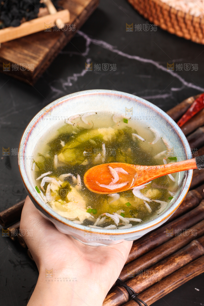 碗里的紫菜虾米汤