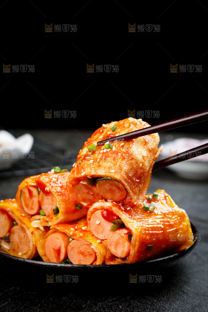 深底上的烤冷面卷