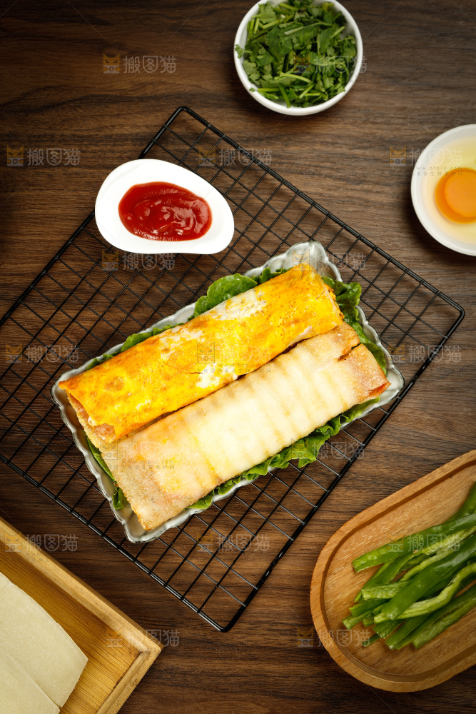 深底上的烤冷面卷