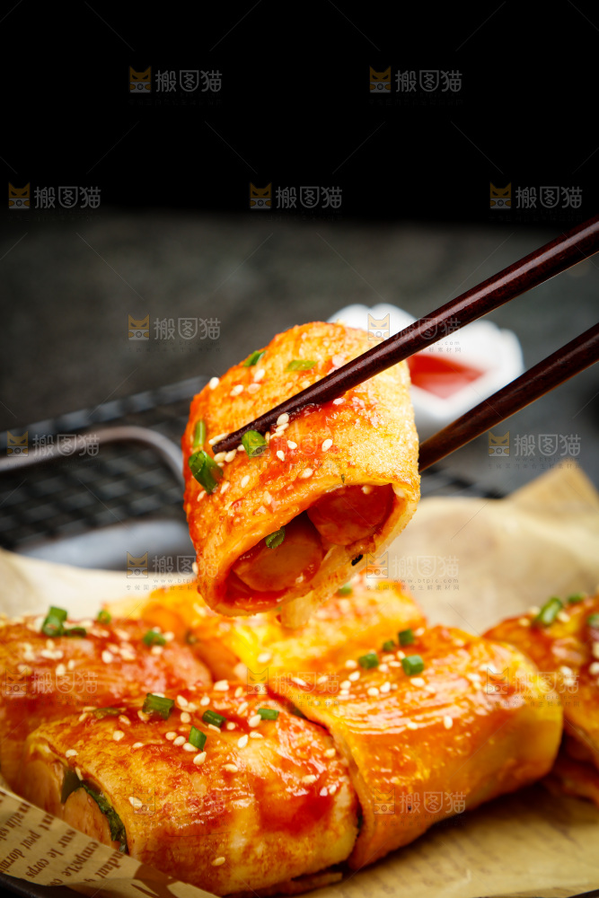 深底上的烤冷面卷