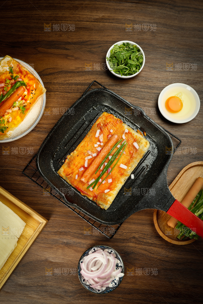 深底上的烤冷面卷