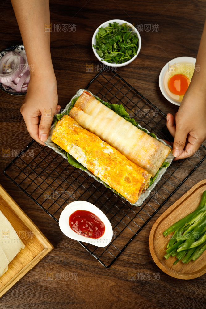 深底上的烤冷面卷