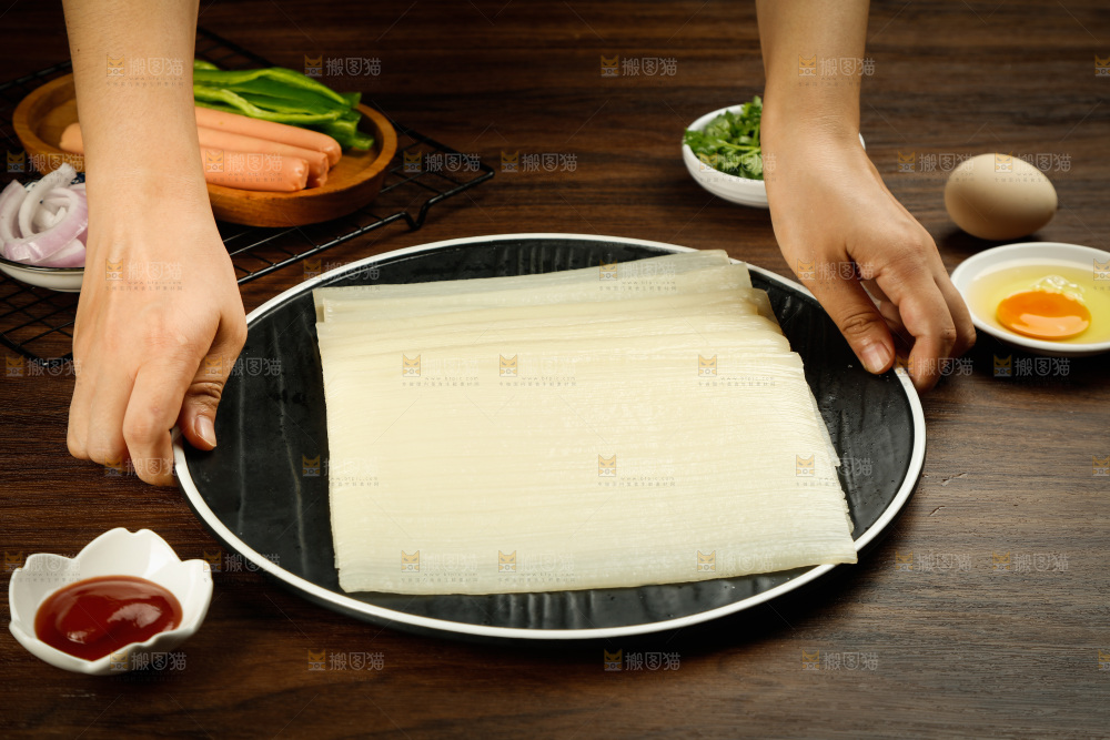 深底上的烤冷面皮
