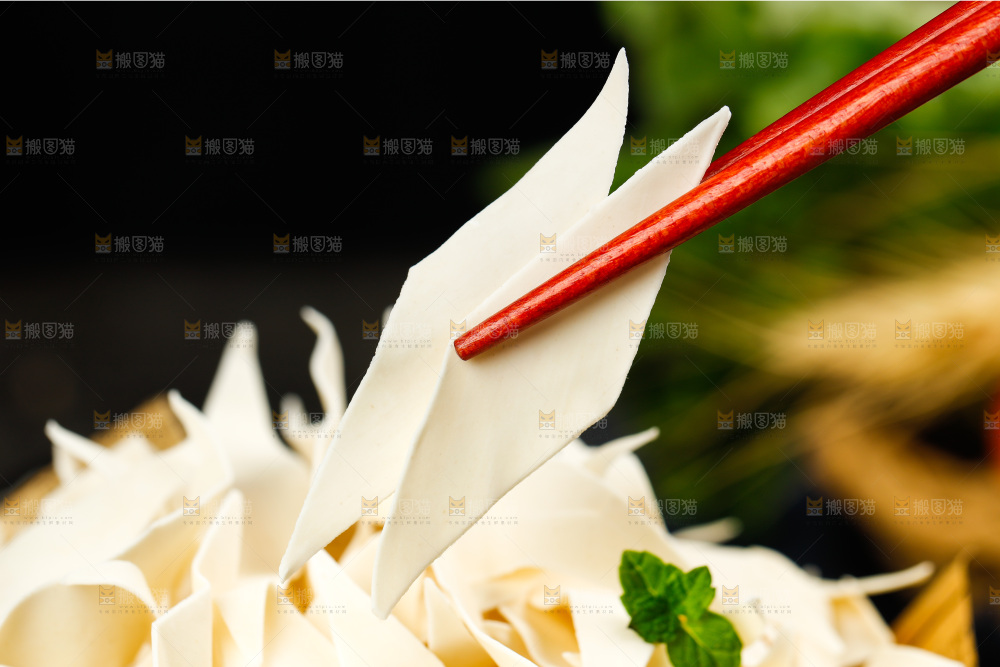 深底上的刀削面片