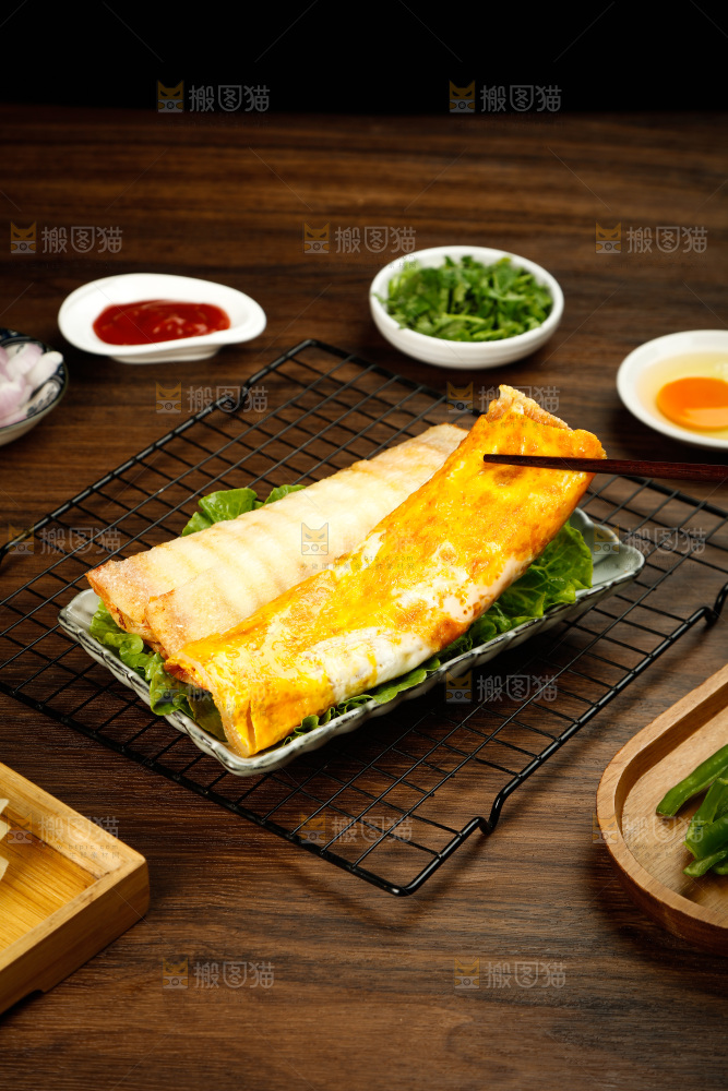 深底上的烤冷面卷