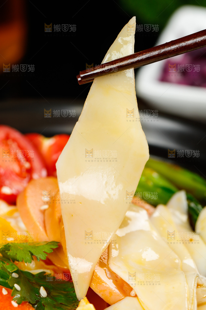 深底上的汤面