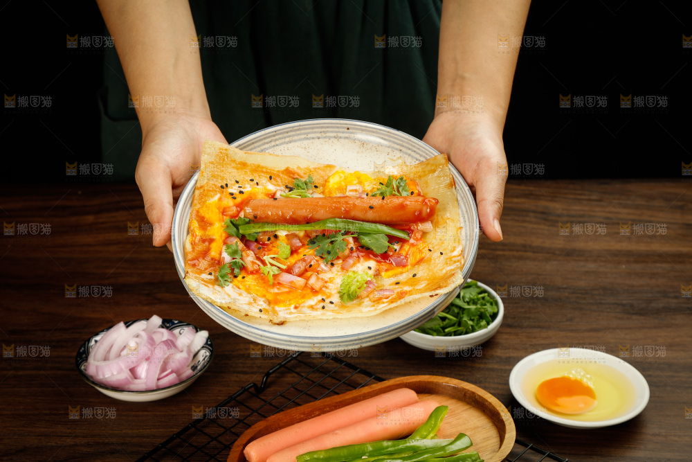 深底上的烤冷面卷