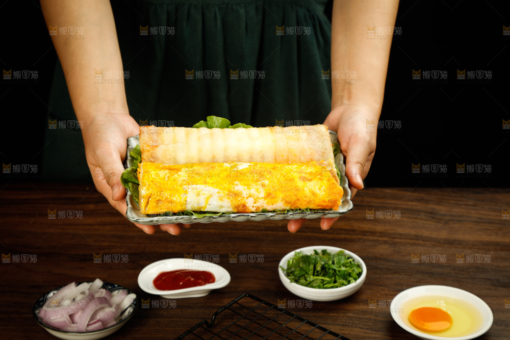 深底上的烤冷面卷