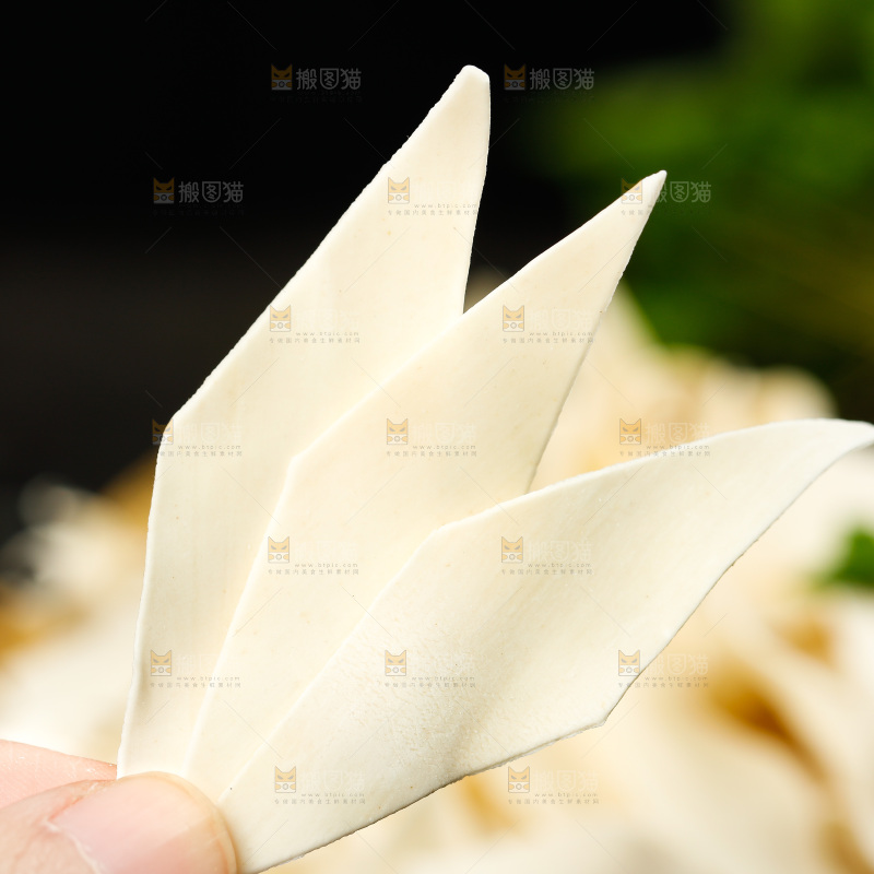 深底上的刀削面片