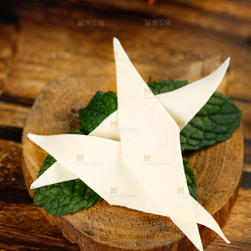 深底上的刀削面片