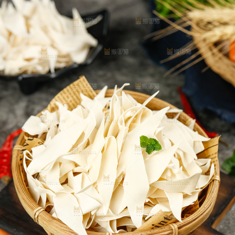 深底上的刀削面片