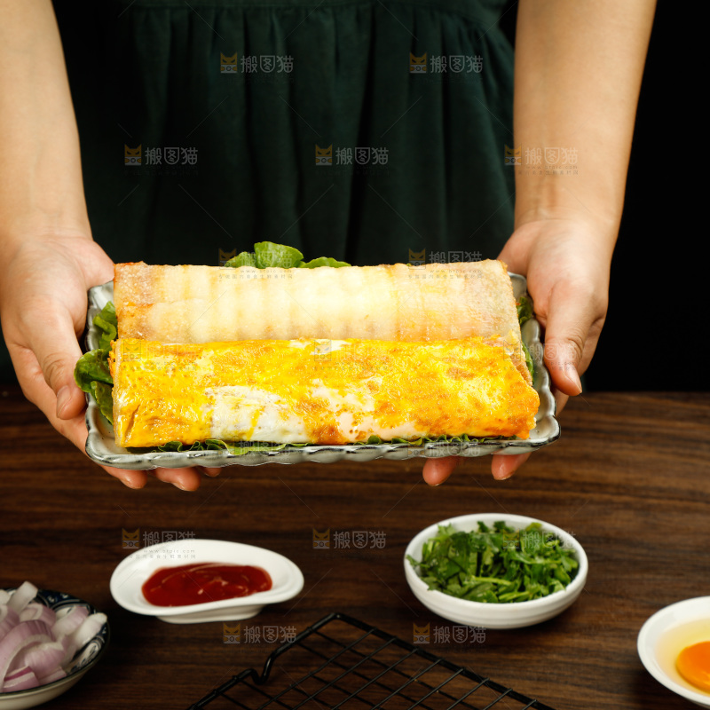 深底上的烤冷面卷