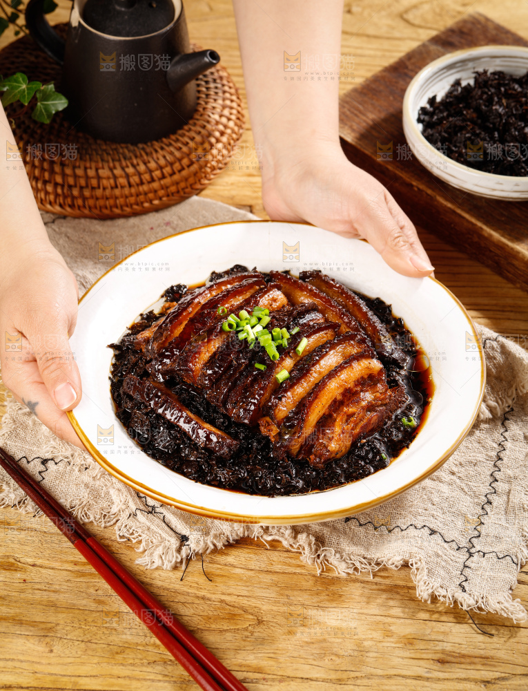 盘子里的梅干菜扣肉